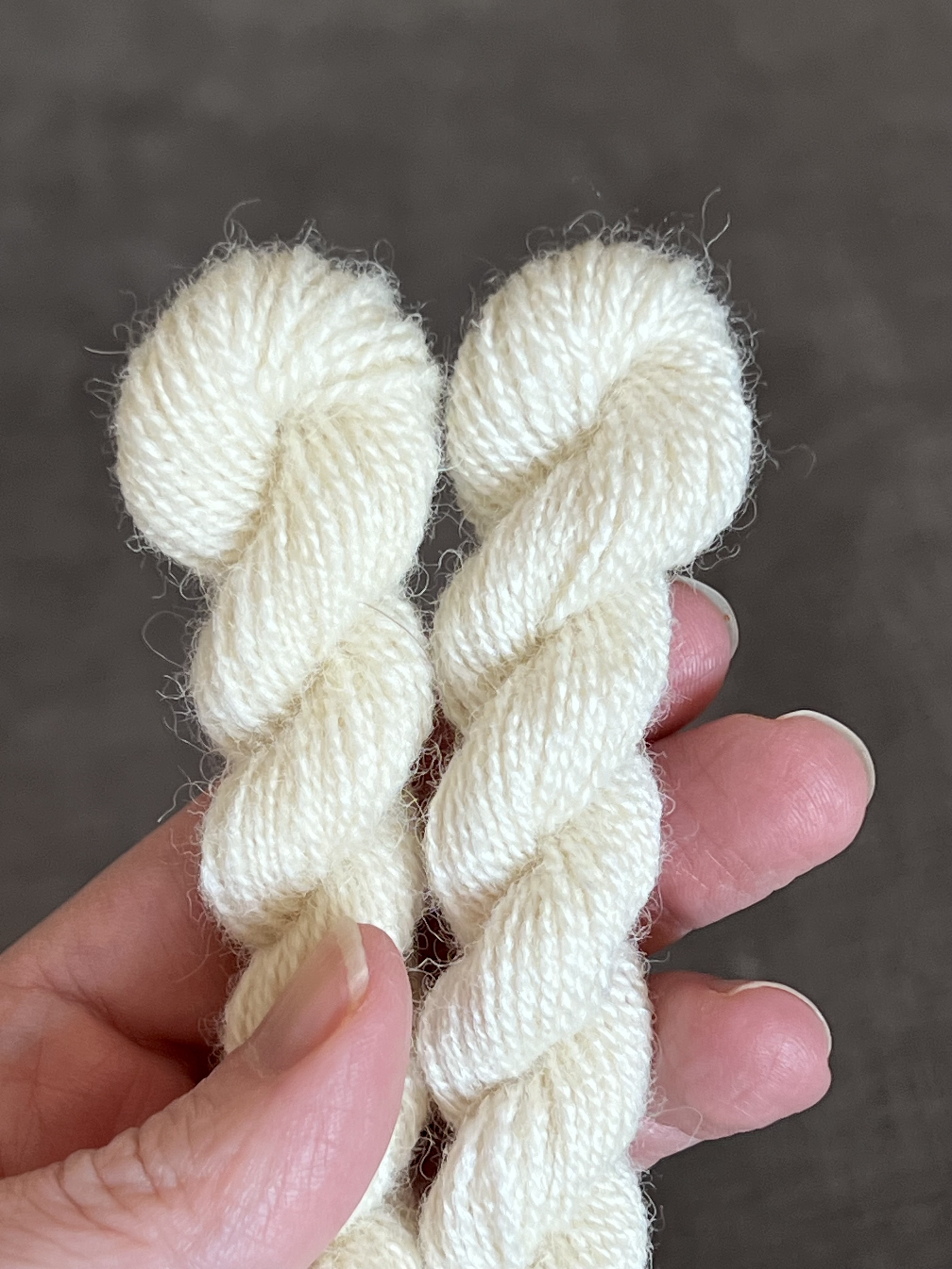 100% Romney (left) and 75/25% Romney-Bombyx Silk blend (right) sample comparison.